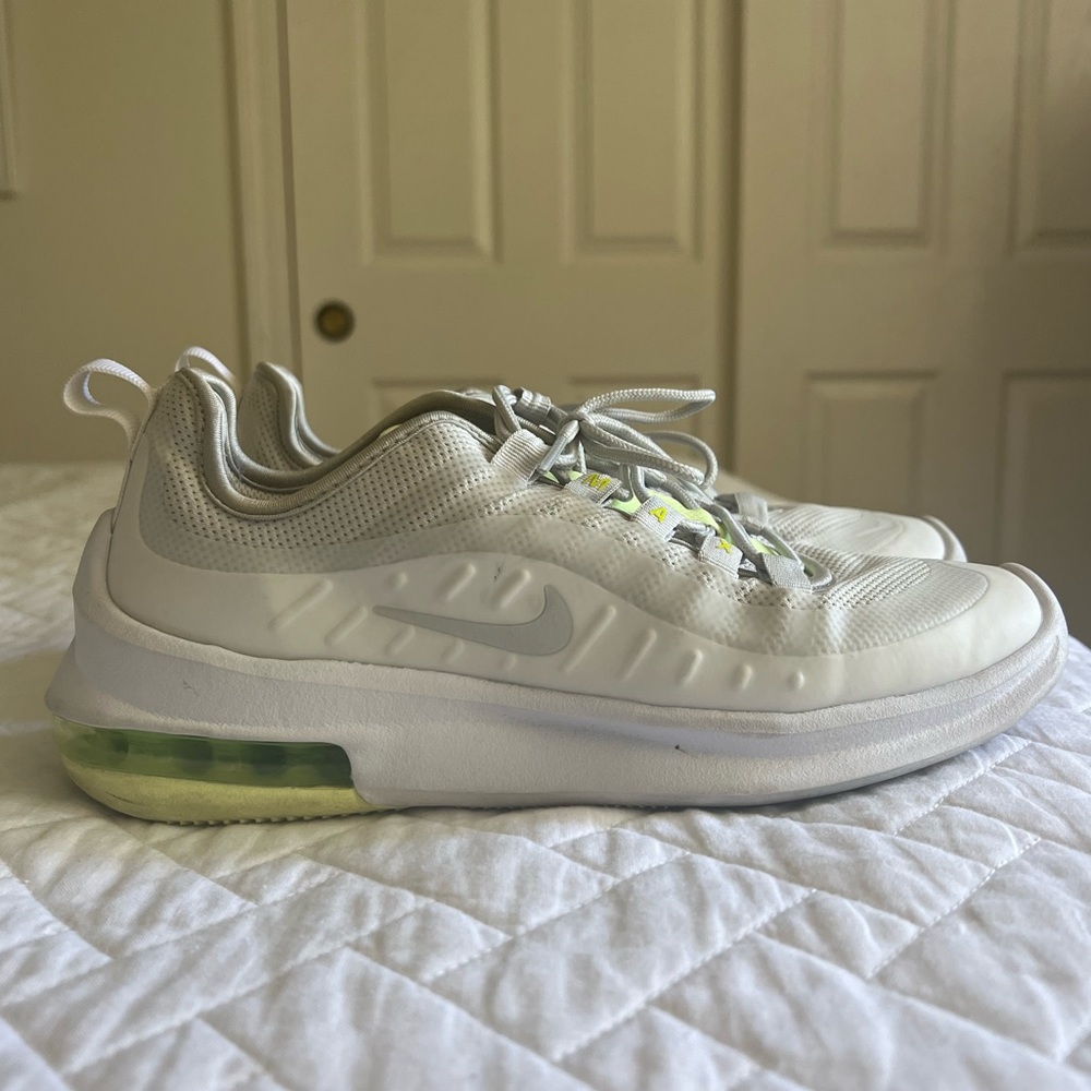Nike Women’s Air Max Axis White/Green Size 7